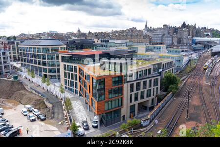 Edimbourg, Ecosse, Royaume-Uni. 28 juillet 2020. Vue sur la nouvelle maison Queen Elizabeth à Édimbourg. Plusieurs ministères du gouvernement britannique vont se déplacer dans les nouveaux bureaux et le Premier ministre a proposé que les réunions du Cabinet se tiennent ici à l'avenir. Iain Masterton/Alay Live News Banque D'Images