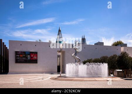 fontaine devant le Hall d'Art et d'exposition de la République fédérale d'Allemagne, Bonn, Rhénanie-du-Nord-Westphalie, Allemagne. Springbrunnen vor de Kuns Banque D'Images