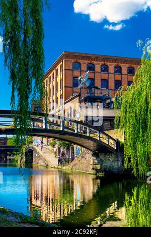 Pont sur le canal Regent's, au-dessus de l'écluse de Camden, Londres, Royaume-Uni Banque D'Images