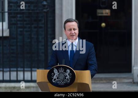 Le Premier ministre britannique David Cameron devant le 10 Downing Street, annonçant sa démission après que la Grande-Bretagne ait voté pour quitter l'Union européenne, lors d'un référendum d'hier. 10 Downing Street, Londres, Royaume-Uni. 24 juin 2016 Banque D'Images