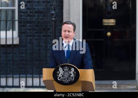 Le Premier ministre britannique David Cameron devant le 10 Downing Street, annonçant sa démission après que la Grande-Bretagne ait voté pour quitter l'Union européenne, lors d'un référendum d'hier. 10 Downing Street, Londres, Royaume-Uni. 24 juin 2016 Banque D'Images