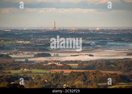 Vue sur le Fylde en direction de Blackpool, Lancashire, un matin brumeux. Banque D'Images