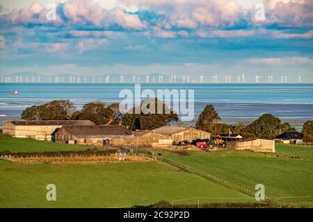 Vue sur le parc éolien de Walney, dans la mer d'Irlande, le deuxième plus grand au monde avec 189 turbines. L'île de Man est en arrière-plan. Banque D'Images