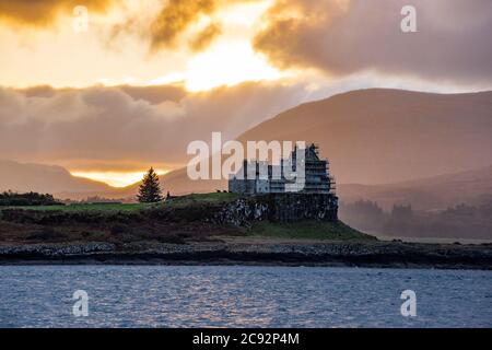 Le château DUART et les nuages d'orage et les douches sur l'île de Mull, les Hébrides intérieures écossaises près d'Oban, Argyll et Bute. Banque D'Images