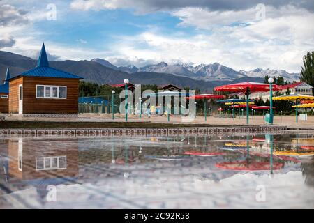 Scène depuis les rives du lac Issyk Kol dans l'oblast d'Issyk Kul au Kirghizistan. Banque D'Images