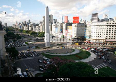 Vue sur l'avenue 9 de julio et Obélisque, centre-ville de Buenos Aires, Argentine Banque D'Images