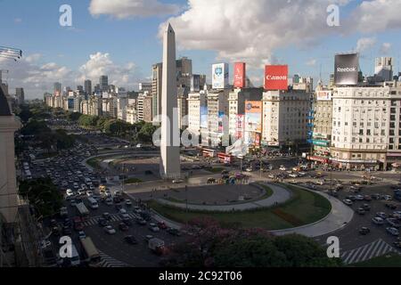 Vue sur l'avenue 9 de julio et Obélisque, centre-ville de Buenos Aires, Argentine Banque D'Images