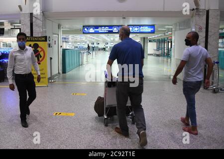 (200728) -- TUNIS, 28 juillet 2020 (Xinhua) -- les gens marchent à l'aéroport international de Carthage à Tunis, Tunisie, 28 juillet 2020. Le gouvernement tunisien a annoncé lundi de nouvelles mesures pour les arrivées de l'étranger afin d'empêcher la propagation du coronavirus dans le pays. Les nouvelles mesures ont été prises après l'enregistrement d'un certain nombre de nouvelles infections à COVID-19 parmi les rapatriés. « ces mesures comprennent l'obligation de placer tous les membres de la même famille provenant de pays non classés sur la liste « verte » ou « orange », y compris les enfants de moins de 12 ans, dans l'isolement obligatoire », a déclaré une déclaration Banque D'Images