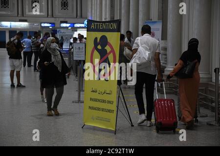 (200728) -- TUNIS, 28 juillet 2020 (Xinhua) -- les gens marchent à l'aéroport international de Carthage à Tunis, Tunisie, 28 juillet 2020. Le gouvernement tunisien a annoncé lundi de nouvelles mesures pour les arrivées de l'étranger afin d'empêcher la propagation du coronavirus dans le pays. Les nouvelles mesures ont été prises après l'enregistrement d'un certain nombre de nouvelles infections à COVID-19 parmi les rapatriés. « ces mesures comprennent l'obligation de placer tous les membres de la même famille provenant de pays non classés sur la liste « verte » ou « orange », y compris les enfants de moins de 12 ans, dans l'isolement obligatoire », a déclaré une déclaration Banque D'Images