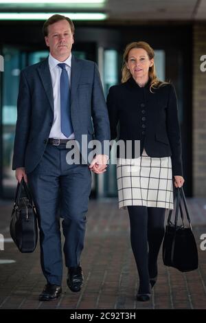 L’ancien député conservateur Charlie Elphicke, avec le député de Douvres Natalie Elphicke, quitte le tribunal de la Couronne de Southwark à Londres où il est accusé de trois chefs d’accusation d’agression sexuelle de deux femmes. Banque D'Images