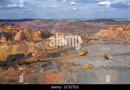 Grande exploitation minière de minerai de fer vue aérienne. Banque D'Images