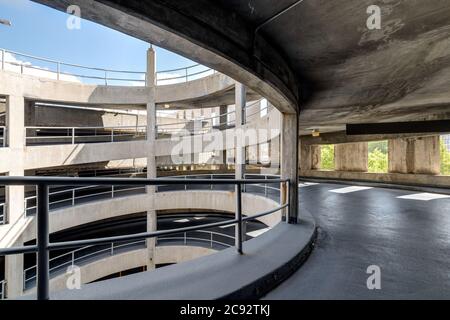 Une rampe en spirale dans un garage en béton. Banque D'Images