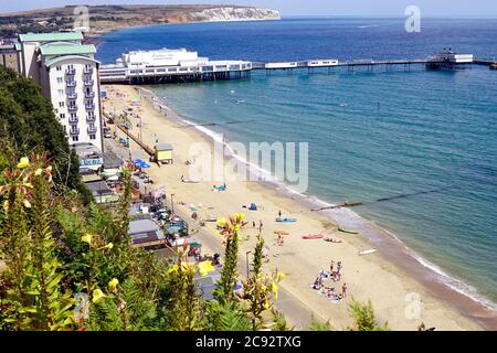 Sandown, île de Wight, Royaume-Uni. 20 juillet 2020. Vacanciers appréciant la plage contre la jetée, pris du sentier de la falaise de Sandown sur l'île de Wight Banque D'Images