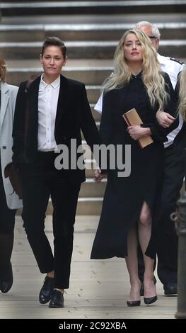 L'actrice Amber a entendu (à droite) avec la petite amie Bianca Butti quitte la High court à Londres le dernier jour des audiences dans l'affaire Libel de Johnny Depp contre les éditeurs du Sun et son rédacteur en chef, Dan Wootton. Banque D'Images