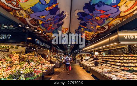 Barcelone, Espagne. 28 juillet 2020. Des vendeurs portant des masques protecteurs attendent les quelques touristes au marché de Boqueria à Barcelone alors que l'Allemagne met à jour ses conseils de voyage pour trois régions espagnoles, dont Barcelone, dans le contexte d'une nouvelle flambée des cas de coronavirus. Crédit: Matthias Oesterle/Alamy Live News Banque D'Images