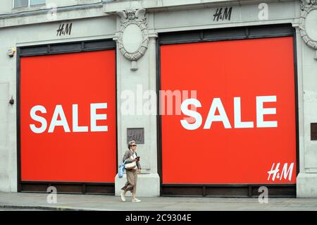 Londres, Royaume-Uni. 28 juillet 2020. Les acheteurs de la rue Oxford qui montrent une meilleure activité mais qui reste en dessous des niveaux précédents de coronavirus. Credit: JOHNNY ARMSTEAD/Alamy Live News Banque D'Images