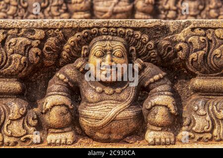 Les sculptures complexes en pierre sur les vestiges d'un temple bouddhiste à Polonnaruwa, Sri Lanka. Banque D'Images