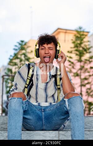 Le jeune afro homme mocks à la caméra Banque D'Images