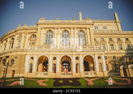 ODESSA, UKRAINE - 15 OCTOBRE 2014 : couple heureux et aimant bertant, assis à l'extérieur du balcon de l'Opéra d'Odessa et regardant l'un l'autre Banque D'Images