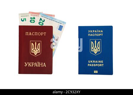 Nouveau passeport biométrique international bleu ukrainien avec puce d'identification et empreintes digitales vs ancien passeport international rouge ukrainien avec 35 euros Banque D'Images