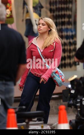 Billie Piper, qui joue l'assistante du Dr Who, Rose Taylor, photographié sur le set de la nouvelle série télévisée de la BBC à Cardiff ce soir où le tournage a eu lieu sur la rue des villes St Mary. ( mercredi 21/7/04 ) Banque D'Images