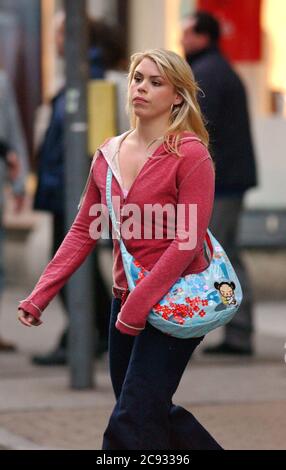 Billie Piper, qui joue l'assistante du Dr Who, Rose Taylor, photographié sur le set de la nouvelle série télévisée de la BBC à Cardiff ce soir où le tournage a eu lieu sur la rue des villes St Mary. ( mercredi 21/7/04 ) Banque D'Images