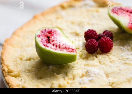 Grand plan de figue avec framboise et biscuit. Banque D'Images