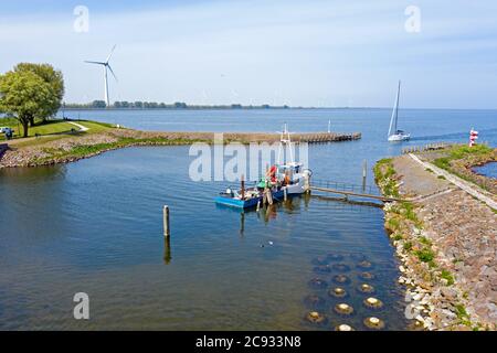 Aérien depuis un vieux bateau de pêche dans le port de Medemblik pays-Bas Banque D'Images