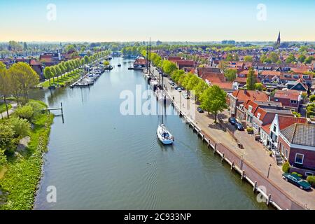 Antenne de la ville de Medemblik aux pays-Bas au lever du soleil Banque D'Images