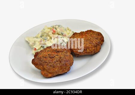 deux boulettes de viande avec salade de pommes de terre, gros plan, isolées sur fond blanc Banque D'Images