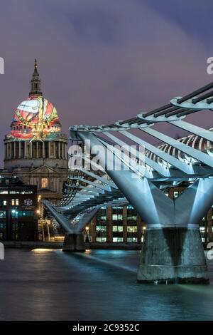 Le dôme de St.Paul est illuminé avec un graphique représentant l'ancien des jours de William Blake, le pont du millénaire au premier plan. Cathédrale Saint-Paul, Londo Banque D'Images