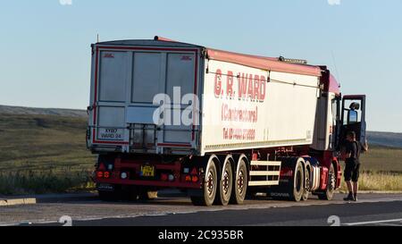 Le camion Scania de G R Ward est stationné dans un labyon sur la passe Woodhead, le conducteur ouvrant la porte de la cabine Banque D'Images