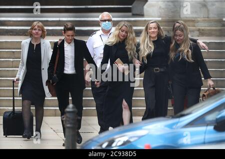 L'actrice Amber Heard (au centre) avec la petite amie Bianca Butti (2ème à gauche) quitte la High court à Londres le dernier jour des audiences dans l'affaire libelle de Johnny Depp contre les éditeurs du Sun et son rédacteur en chef, Dan Wootton. Banque D'Images