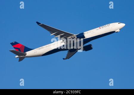 Hong Kong / Chine - 1 décembre 2013 : départ de l'avion de transport de passagers de Delta Airlines Airbus  -300 N810 NW et décollage à l'aéroport Chek Lap Kok de Hong Kong Banque D'Images