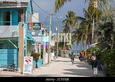 Maisons d'hôtes et boutique de plongée à Caye Caulker Village sur Key Caulker / Cayo Caulker, île de corail au large de la côte de Belize dans la mer des Caraïbes Banque D'Images