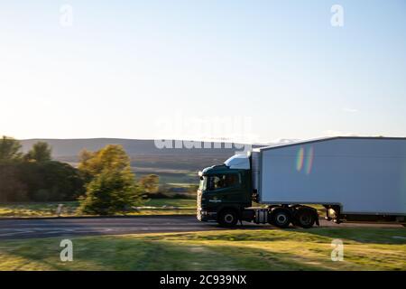 Le supermarché de Morrison camion de livraison Scania avec dragfoiler et remorque aérodynamique Conduite le long d'une route en Écosse Banque D'Images