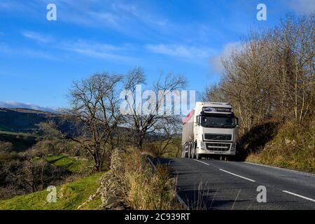 Volvo Globetrotter tire une remorque de benne à benne basculante Fruehauf Le long d'une route dans le North Yorkshire Banque D'Images