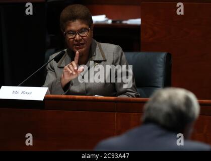 Washington, États-Unis. 28 juillet 2020. Karen Bass, D-Californie, interroge le procureur général des États-Unis William Barr lors d'une audience de la Commission judiciaire de la Chambre à Capitol Hill à Washington, DC, le mardi 28 juillet 2020. Lors de son premier témoignage au Congrès depuis plus d'un an, Barr devrait faire face à des questions du comité concernant son déploiement d'agents fédéraux chargés de l'application de la loi en ce qui concerne les manifestations de Black Lives Matter. Photo de piscine par Chip Somodevilla/UPI crédit: UPI/Alay Live News Banque D'Images