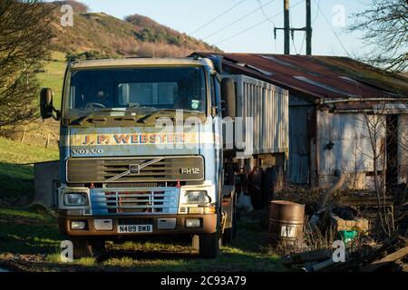 Camion Volvo FH12 et remorque de benne basculante en vrac non utilisés garés sur une ferme de collines dans le district de Derbyshire Peak Banque D'Images