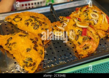 Omelette aux œufs de fruits de mer asiatiques dans le nord de la Thaïlande Banque D'Images