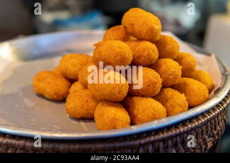 Boulettes de fromage frites à vendre dans les rues de Chiang Mai, en Thaïlande Banque D'Images