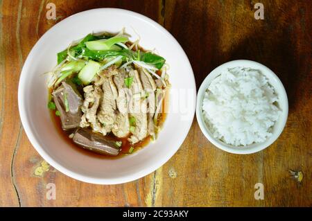 Viande de canard bouillie et sang dans la soupe aux herbes chinoises brunes sur le bol mangez en couple avec le riz Banque D'Images