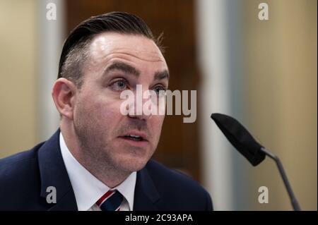 Washington, États-Unis. 28 juillet 2020. Adam D. DeMarco, le grand district de la Garde nationale de Columbia, témoigne de la confrontation du 1er juin avec les manifestants de Lafayette Square près de la Maison Blanche lors d'une audience du Comité des ressources naturelles de la Maison sur Capitol Hill à Washington, DC, le mardi 28 juillet 2020. Des manifestants pacifiques ont été déplacés de force par la police sans avertissement pour faire place à la photoop du président Trump avec une bible devant l'église Saint-Jean. Photo de piscine par Bill Clark/UPI crédit: UPI/Alay Live News Banque D'Images