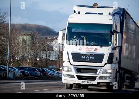 HOMME-camion tirant une remorque à plancher mobile traversant Tinsley à Sheffield par une journée d'hiver claire et ensoleillée Banque D'Images