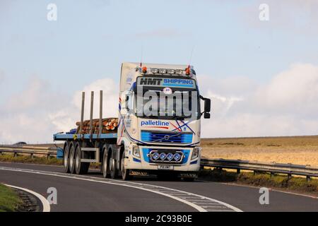 Camion Volvo sur l'A628 Woodhead Pass tirant une remorque à plateau barres d'acier de transport Banque D'Images