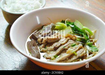 Viande de canard bouillie et sang dans la soupe aux herbes chinoises brunes sur le bol mangez en couple avec le riz Banque D'Images