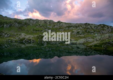 Lever du soleil sur le lac du Brévent Banque D'Images