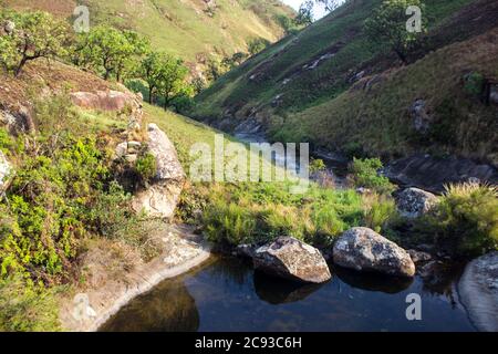 Un petit ruisseau de montagne isolé en début de matinée à Wondervalley, dans les montagnes du Drakensberg, en Afrique du Sud Banque D'Images