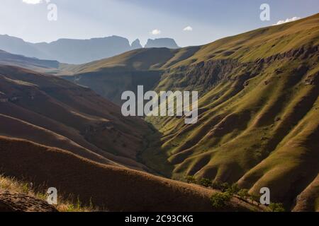 Vue en fin d'après-midi sur une vallée dans les montagnes du Drakensberg central, Afrique du Sud Banque D'Images