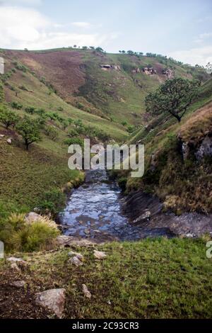 Un petit ruisseau de montagne isolé en début de matinée à Wondervalley, dans les montagnes du Drakensberg, en Afrique du Sud Banque D'Images